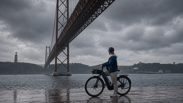 Elektrische fiets in de regen: wat kan wel en wat beter niet?